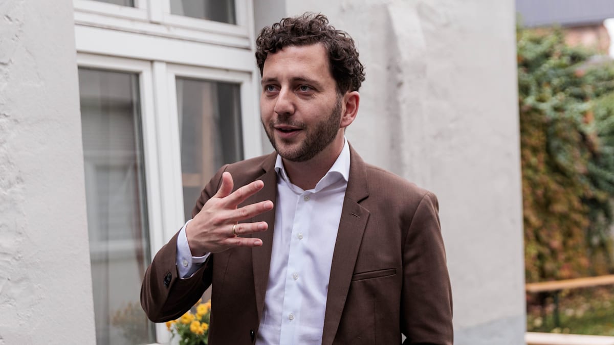 Grünen-Co-Chef: Im neuen Büro in Brandenburg wünscht sich Felix Banaszak erst einmal „Übersetzungsarbeit“