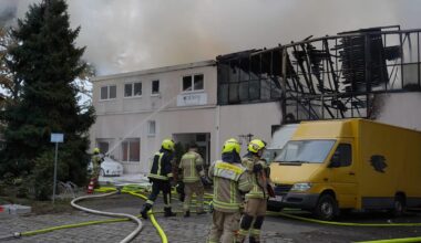 Berlin-Lichterfelde: Brand in Berliner Industriegebiet – Hallendach stürzt ein