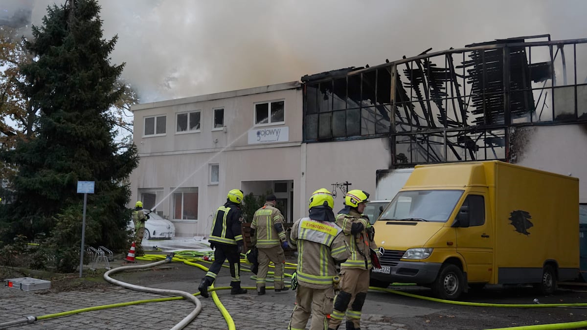 Berlin-Lichterfelde: Brand in Berliner Industriegebiet – Hallendach stürzt ein