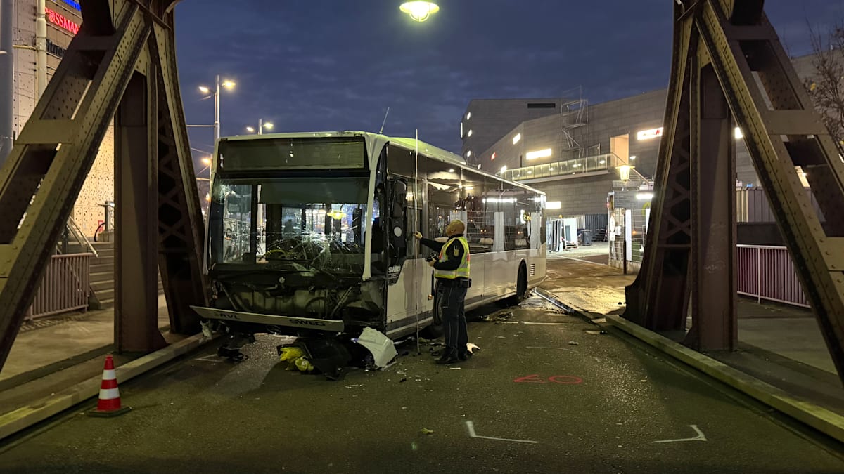 Weil am Rhein: Linienbus fährt in Autos und Passanten – Junge Frau stirbt