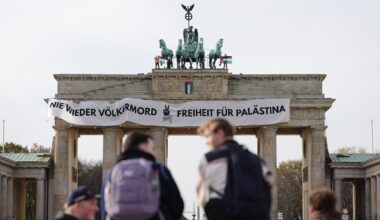 Polizeieinsatz in Berlin: Aktivisten gelangen mit Hebebühne auf das Brandenburger Tor – und zeigen Palästina-Flaggen