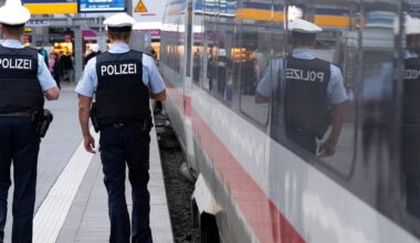 München: Gruppe stürmt ICE – Zugbegleiterin zu Boden gestoßen und getreten