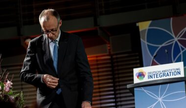 Protest bei Rede von Friedrich Merz zu Integration – Etliche Gäste verlassen den Saal