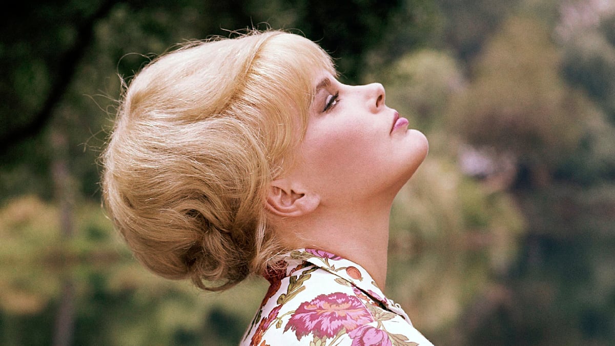 Elke Sommer: „Ich kann nichts dafür, dass ich zwei Tittis habe und einen Po, der einigermaßen schön ist“