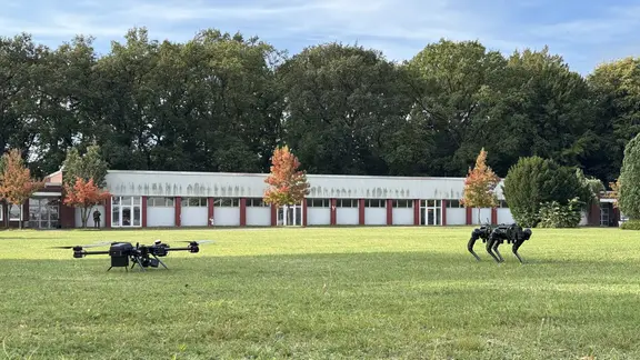 Eine Abfangdrohne und ein sogenannter "Drogenhund" bei einer Präsentation in Hamburg.