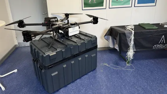 Eine Abfangdrohne bei einer Präsentation in Hamburg.