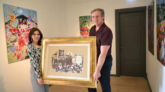 Sarah und Christian von Boetticher zeigen den Banksy-Druck, der auch die Plakate für die Ausstellung schmückt. Im Hintergrund sind acht Bilder einer Serie von Damien Hirst zu sehen. Dass jemand alle Teile einer Serie besitzt, kommt kaum vor. 