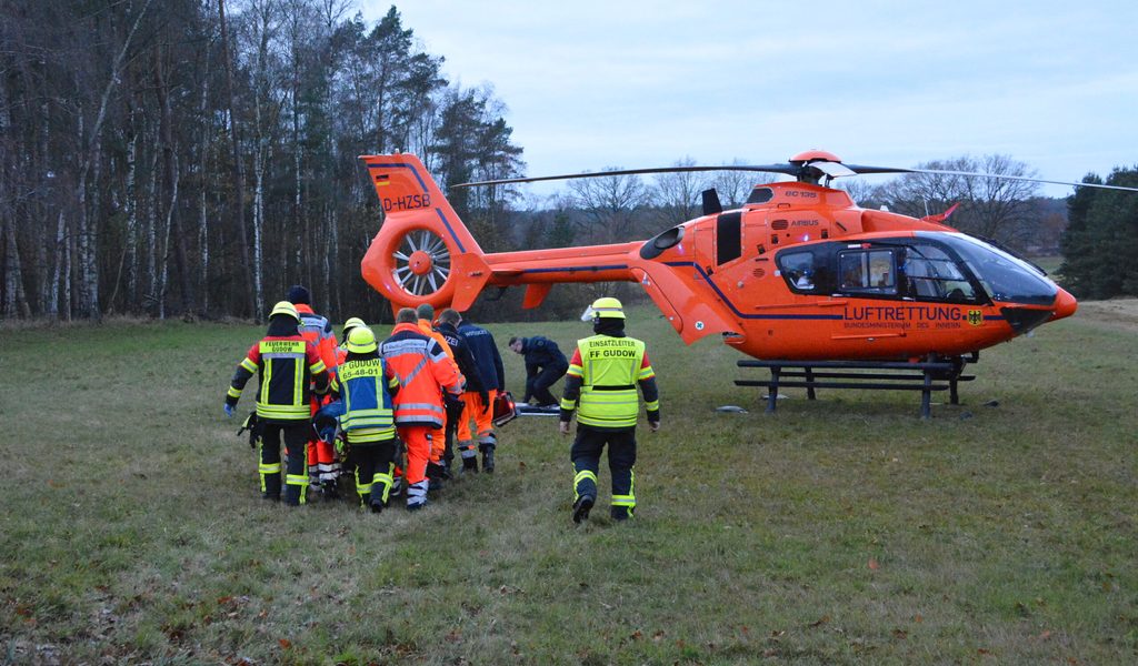 Gegen Baum geprallt: Motorradfahrer (35) per Hubschrauber in Hamburger Klinik