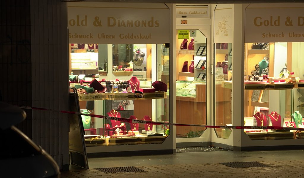 Bewaffneter Überfall auf Juwelier in Kiel: Täter auf der Flucht