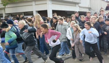 Duisburg: Neuer Schulhof mit Calisthenics-Anlage eröffnet
