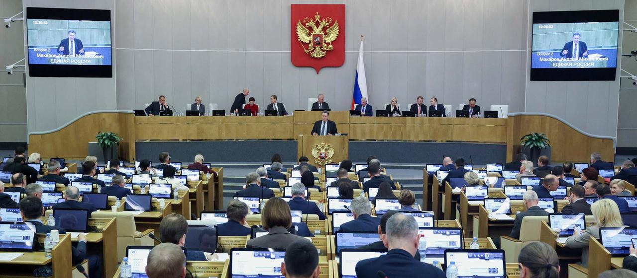 Abgeordnete nehmen an einer Sitzung in der Staatsduma in Moskau, Russland, teil. | The State Duma, The Federal Assembly of The Russian Federation via AP Abgeordnete nehmen an einer Sitzung in der Staatsduma in Moskau, Russland, teil.