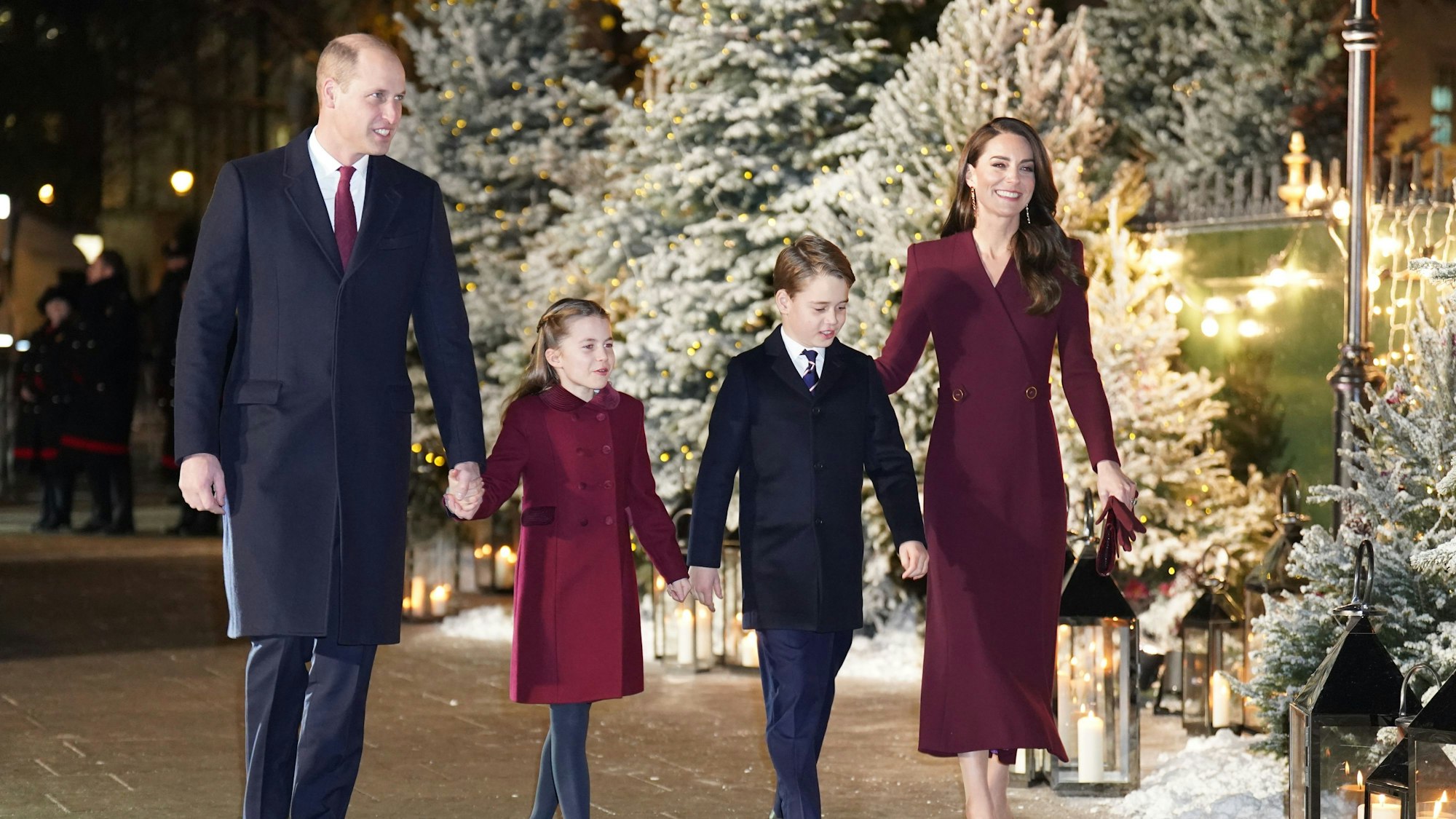 Prinz William und Prinzessin Kate treffen gemeinsam mit ihren Kindern Prinzessin Charlotte und Prinz George zum Weihnachtsgottesdienst „Together at Christmas“ in der Westminster Abbey ein.