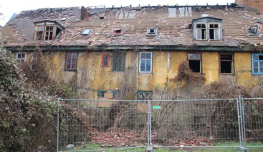 Eine Woche ist der Brand her: Der schwere Schaden am Haus zwischen Mansfelder Straße und Tuchrähmen ist offensichtlich.