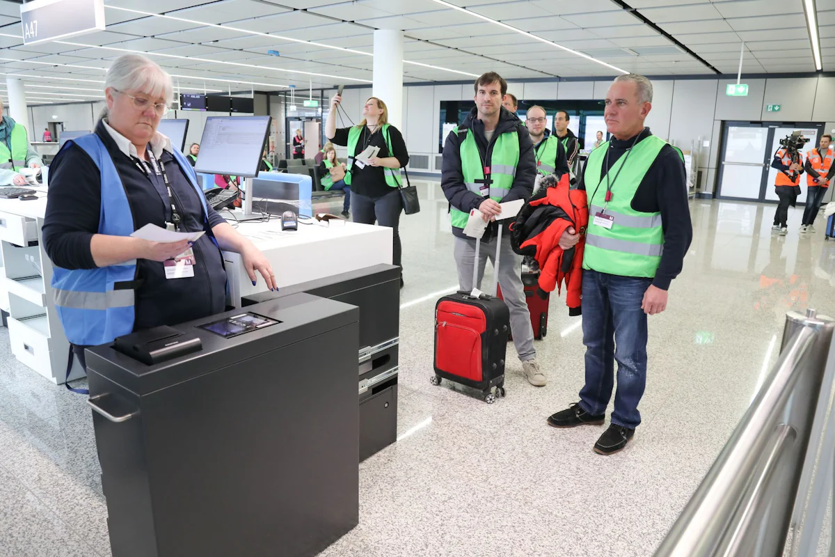 Luftverkehr - Laien testen Flughafen auf Herz und Nieren - Bayern