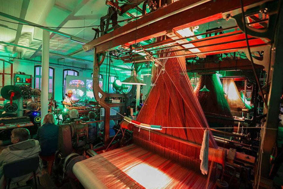 Das Klang- und Lichtprojekt "Maschinkus" gibt's im Textil- und Rennsportmuseum zu sehen.