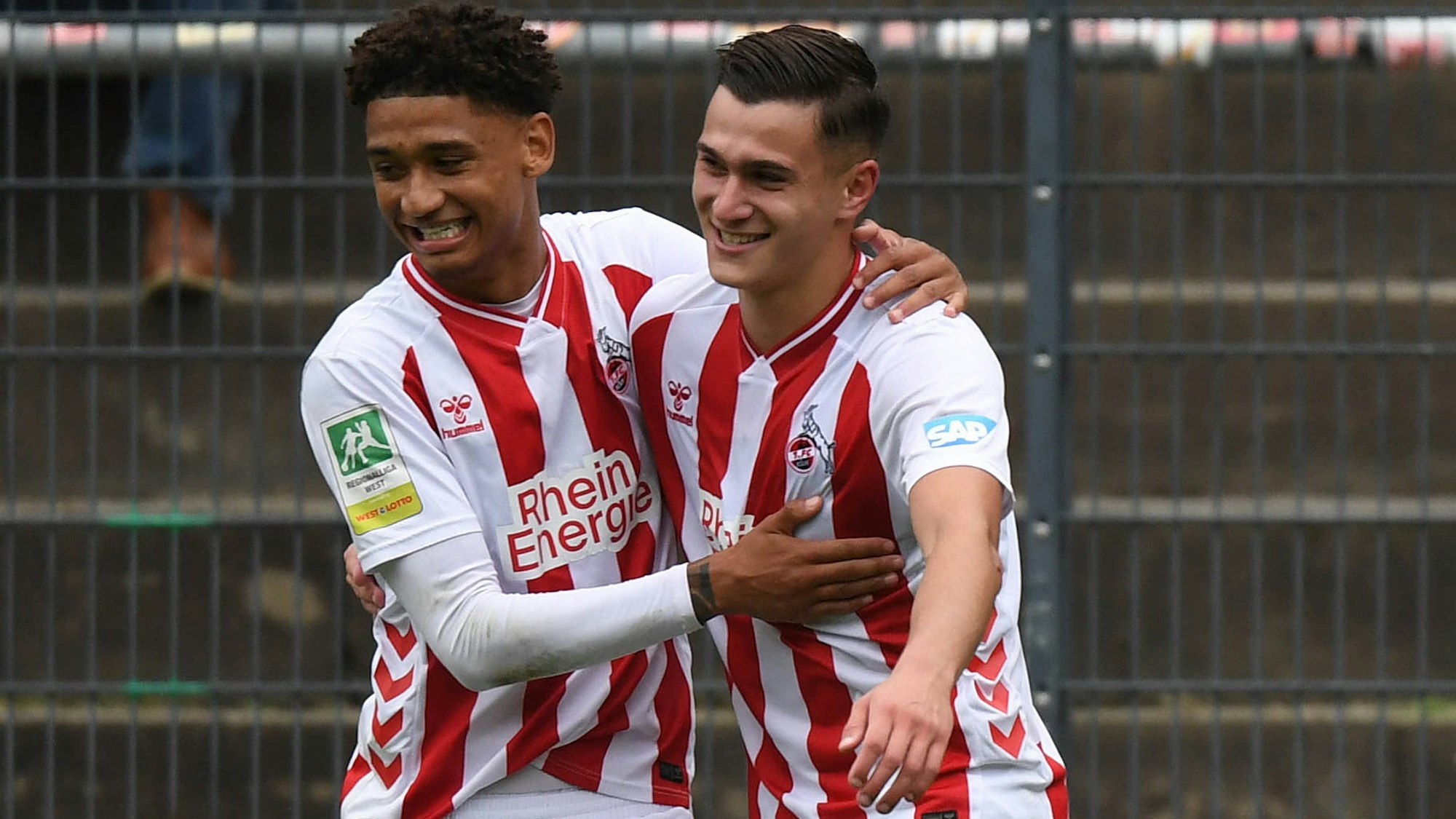 Emin Kujovic jubelt bei einem Spiel der U21 des 1. FC Köln mit Nilas Yacobi.