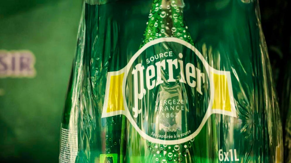 Nestlé steht in Frankreich wegen des Verkaufs von Perrier als "natürliches Mineralwasser" in der Kritik. (Archivbild)