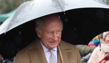 König Charles trotzt dem Regen in Wales