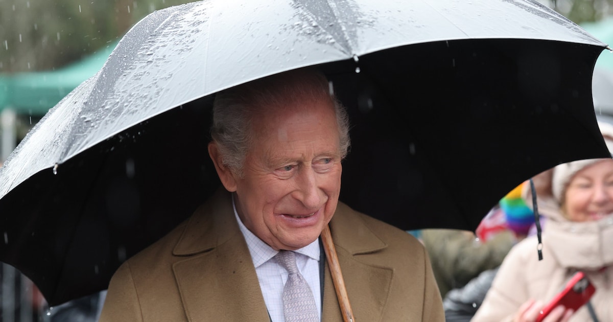 König Charles trotzt dem Regen in Wales
