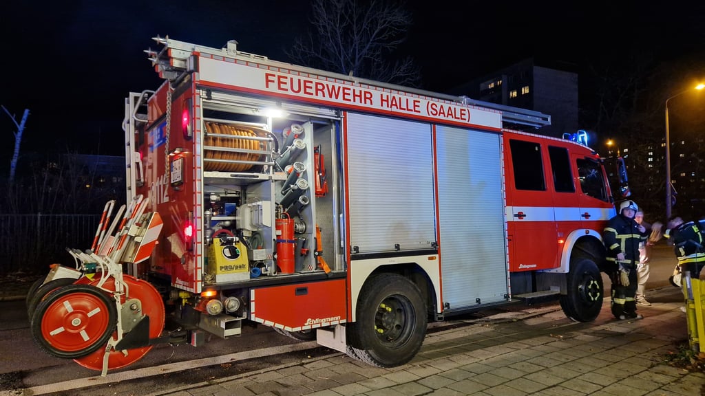 Untertsützt wurden die Löscharbeiten durch die Freiwillige Feuerwehr Halle-Passendorf. 