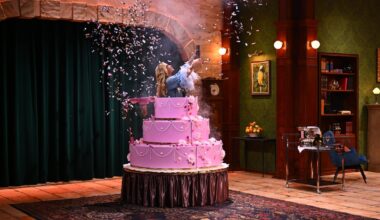 Bill Kaulitz klettert mitten in ARD-Show plötzlich aus einer rosa Torte