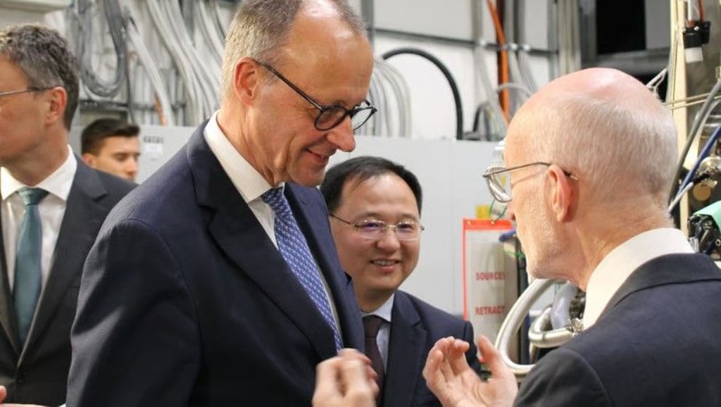 In Halle besuchte Kanzler Friedrich Merz unter anderem das Max-Planck-Institut, wo ihn Direktor Stuart Parkin empfängt.
