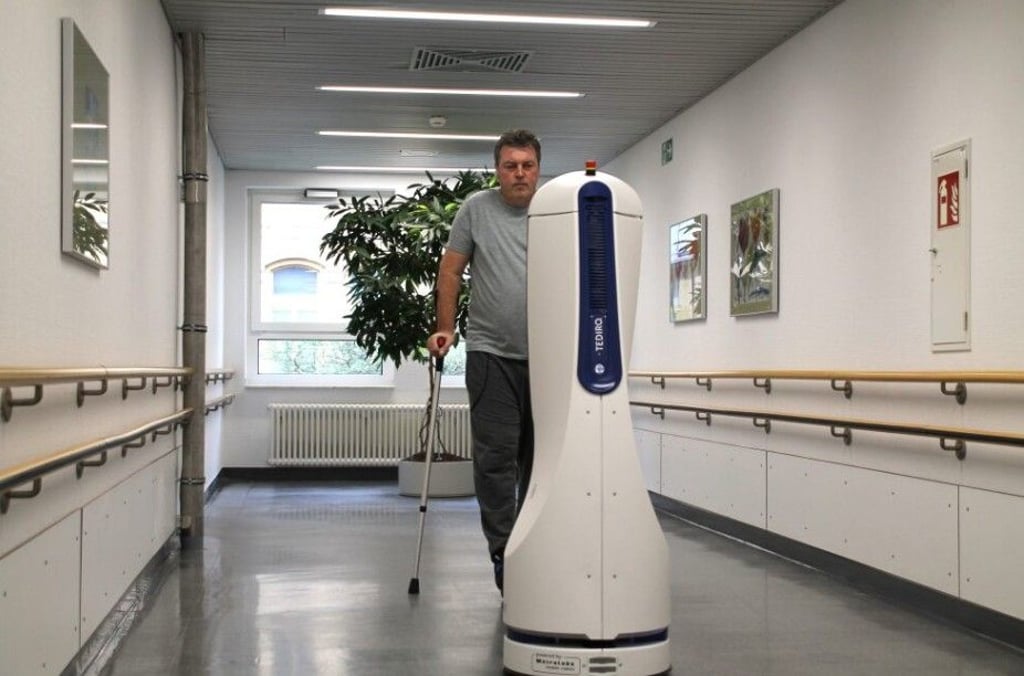 Patient Jan Häßler absolviert im Klinikum Bergmannstrost das Gehtraining mit dem Roboter.