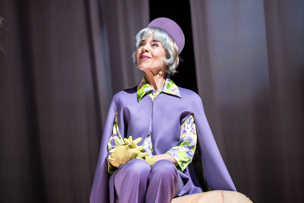 Barbara Melzl als Frau Prysselius ist herrlich übertrieben spießg.