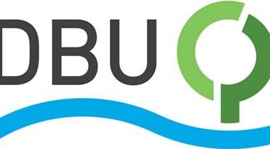 Deutsche Bundesstiftung Umwelt, Logo Schriftzug DBU, links daniben stilisierter grüner Baum, untenstilisierte blaue Welle