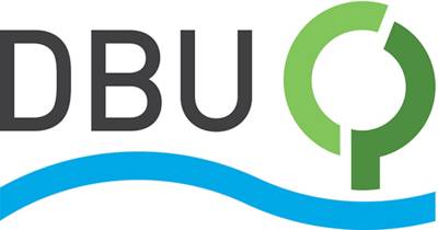 Deutsche Bundesstiftung Umwelt, Logo Schriftzug DBU, links daniben stilisierter grüner Baum, untenstilisierte blaue Welle