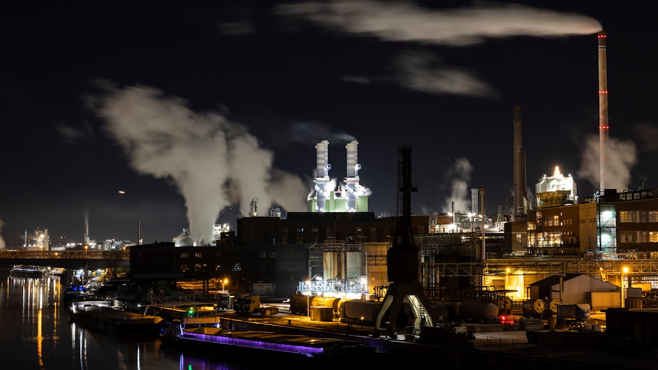 Unternehmen planen Jobabbau | Politik