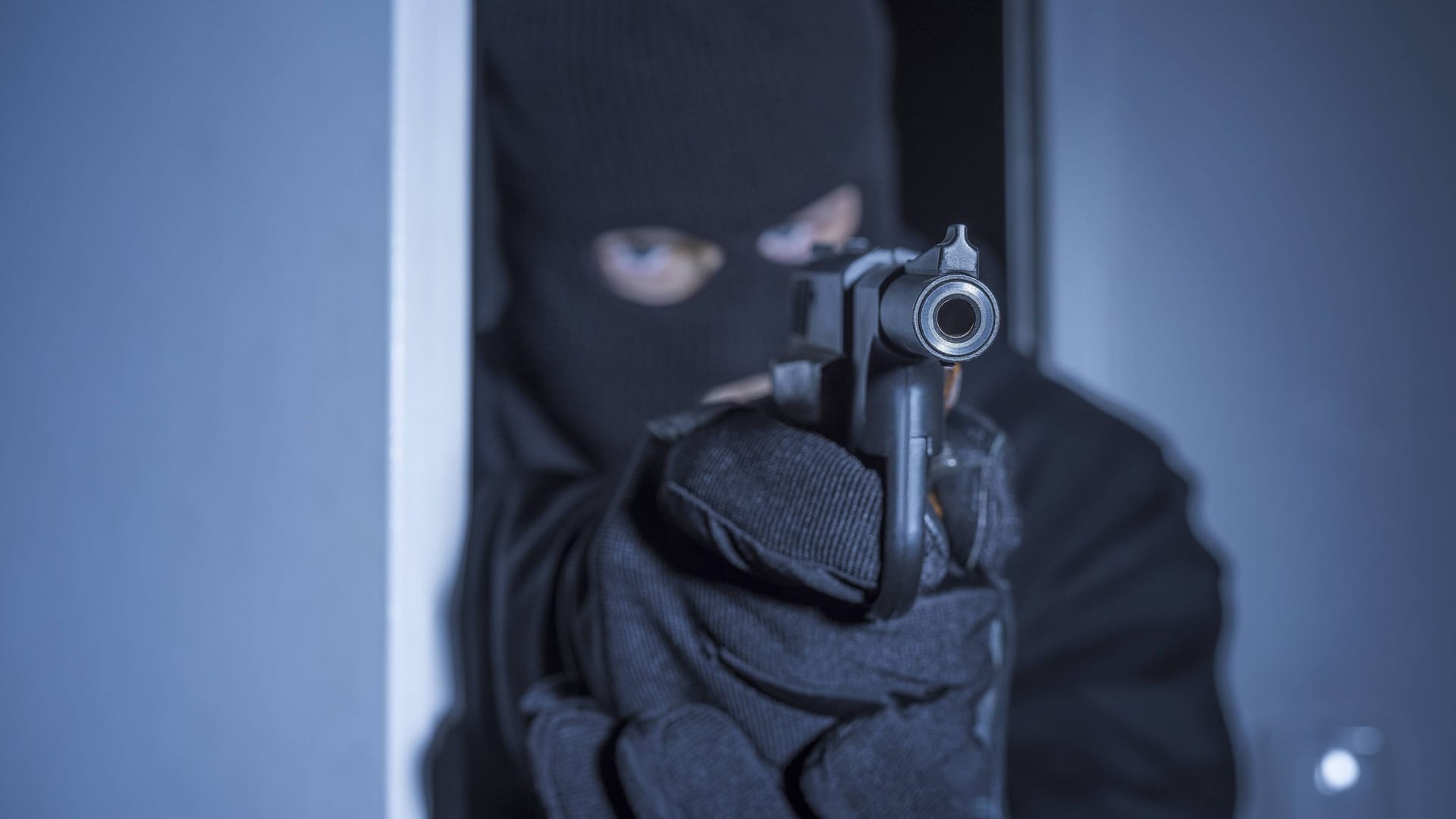 Ein bewaffneter Räuber (Symbolbild): Bei einem Überfall auf einen Kiosk in Bremen mussten zwei Unbekannte ohne Beute abziehen.
