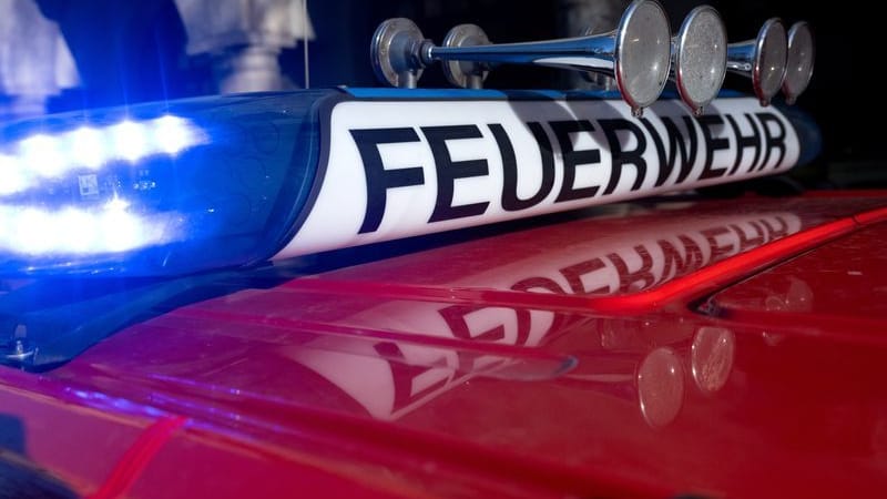 Ein Einsatzfahrzeug der Feuerwehr mit eingeschaltetem Blaulicht (Symbolbild): Die Ursache für die Verpuffung war zunächst unklar. Ein Einsatzfahrzeug der Feuerwehr mit eingeschaltetem Blaulicht (Symbolbild): Die Ursache für die Verpuffung war zunächst unklar.