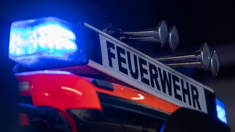 Ein Einsatzfahrzeug der Feuerwehr (Symbolbild): In Düsseldorf brannte eine Lagerhalle der Rheinbahn.