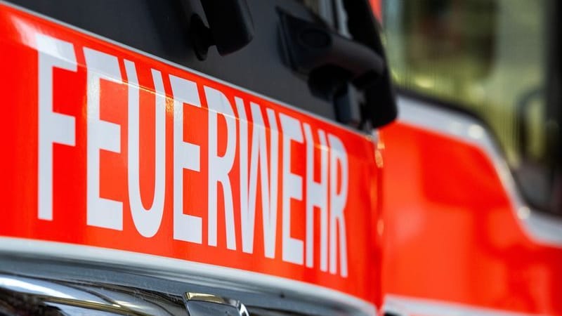 Ein Einsatzfahrzeug mit der Aufschrift "Feuerwehr" (Symbolbild) Die Berliner Feuerwehr prüft Äußerungen in einer Chatgruppe einer Jugendfeuerwehr.q