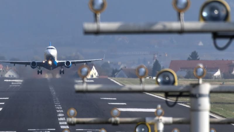Ein Flugzeug einer Regionalfluggesellschaft startet am Bodensee-Airport (Archivbild): Ab Januar gibt es wieder regelmäßige Verbindungen zwischen Friedrichshafen und Düsseldorf.