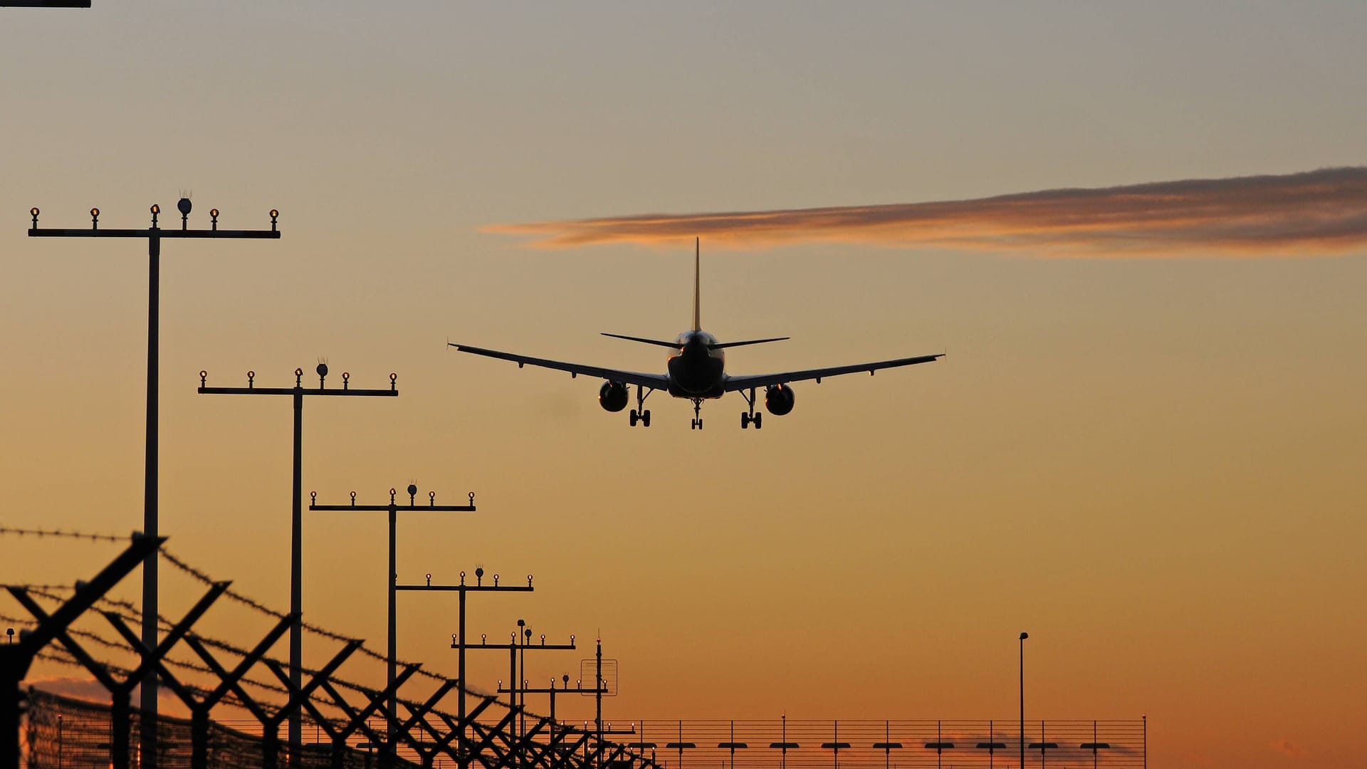 Ein Flugzeug kurz vor der Landung in Frankfurt (Archivbild):