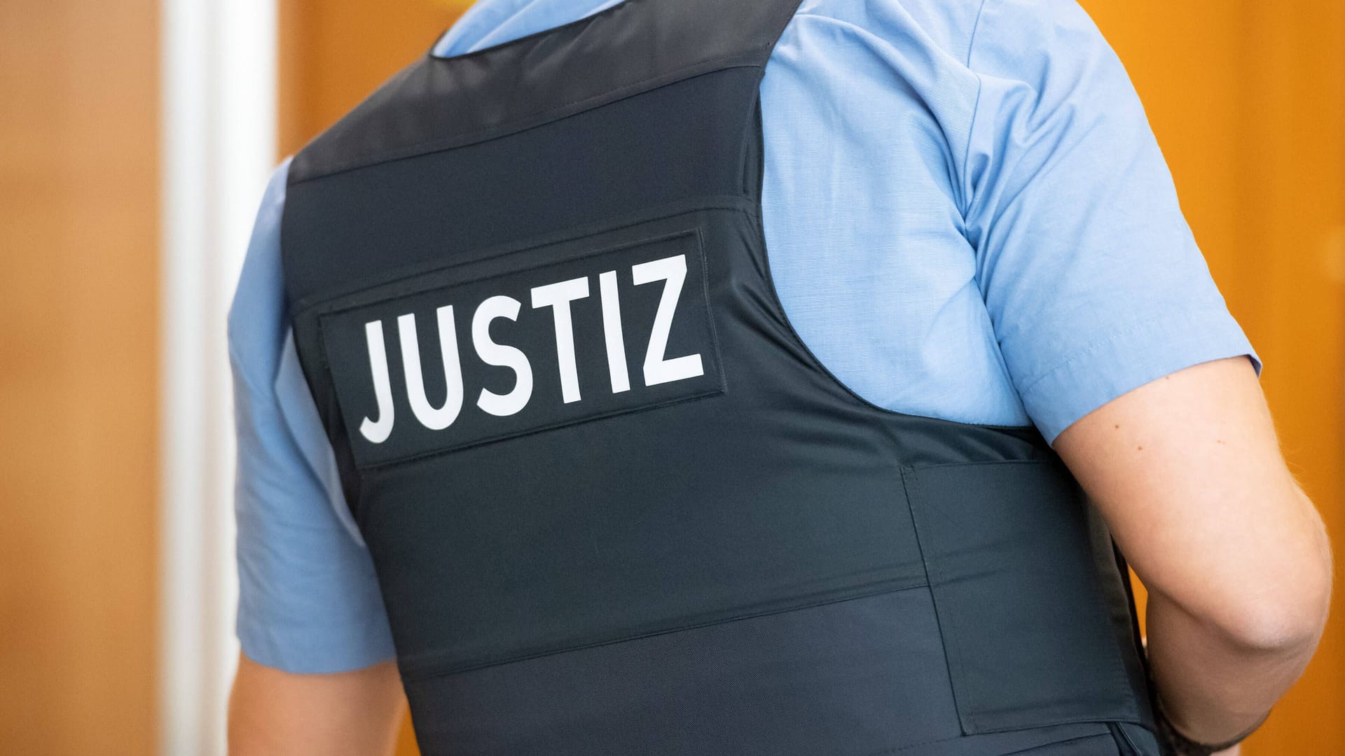 Ein Justizbeamter im Frankfurter Landgericht (Archivbild): Das Urteil ist noch nicht rechtskräftig.