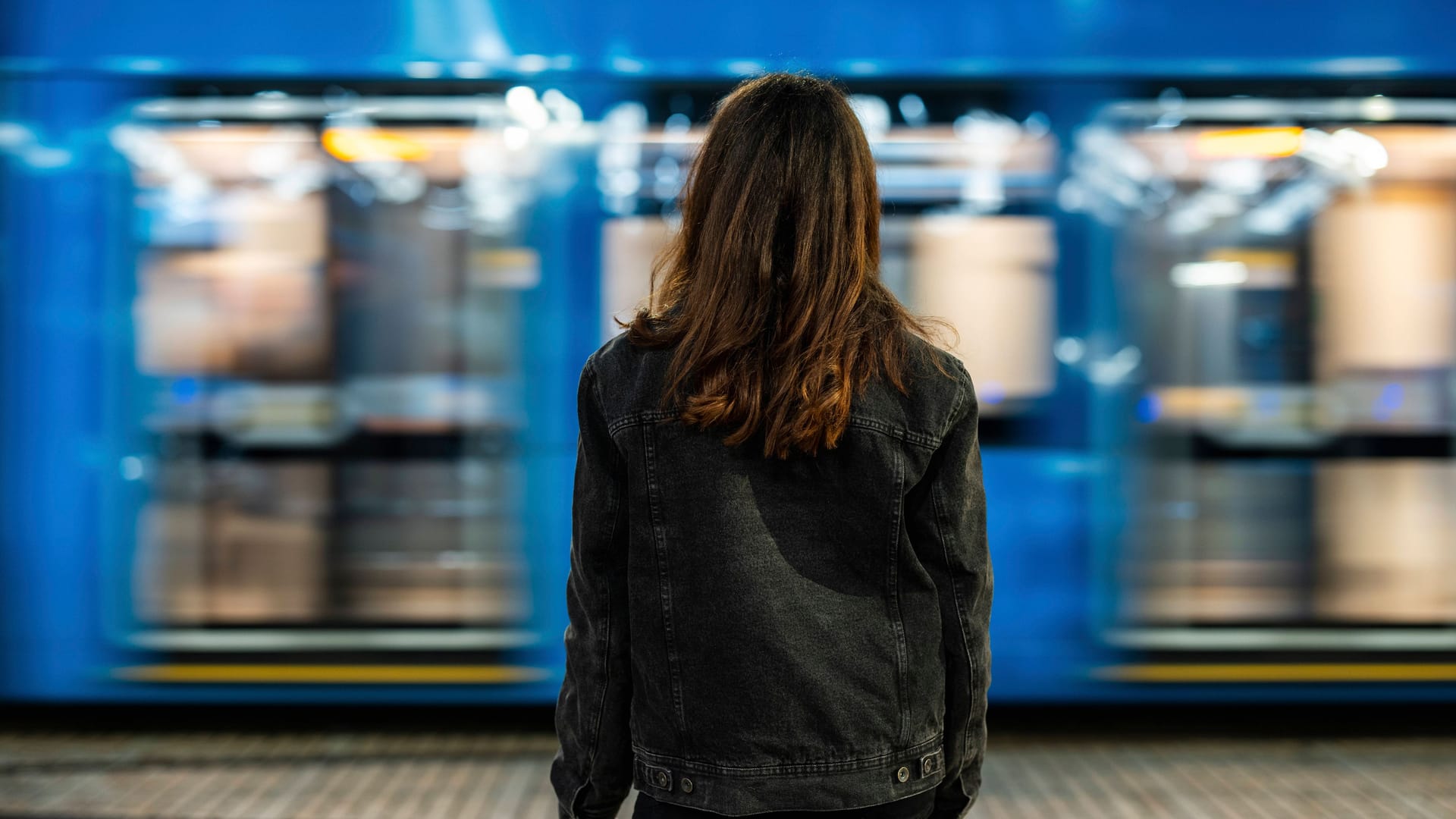 Ein Mädchen steht am Bahnhof (Symbolbild): Der Mann folgte dem Mädchen. Ein Mädchen steht am Bahnhof (Symbolbild): Der Mann folgte dem Mädchen.