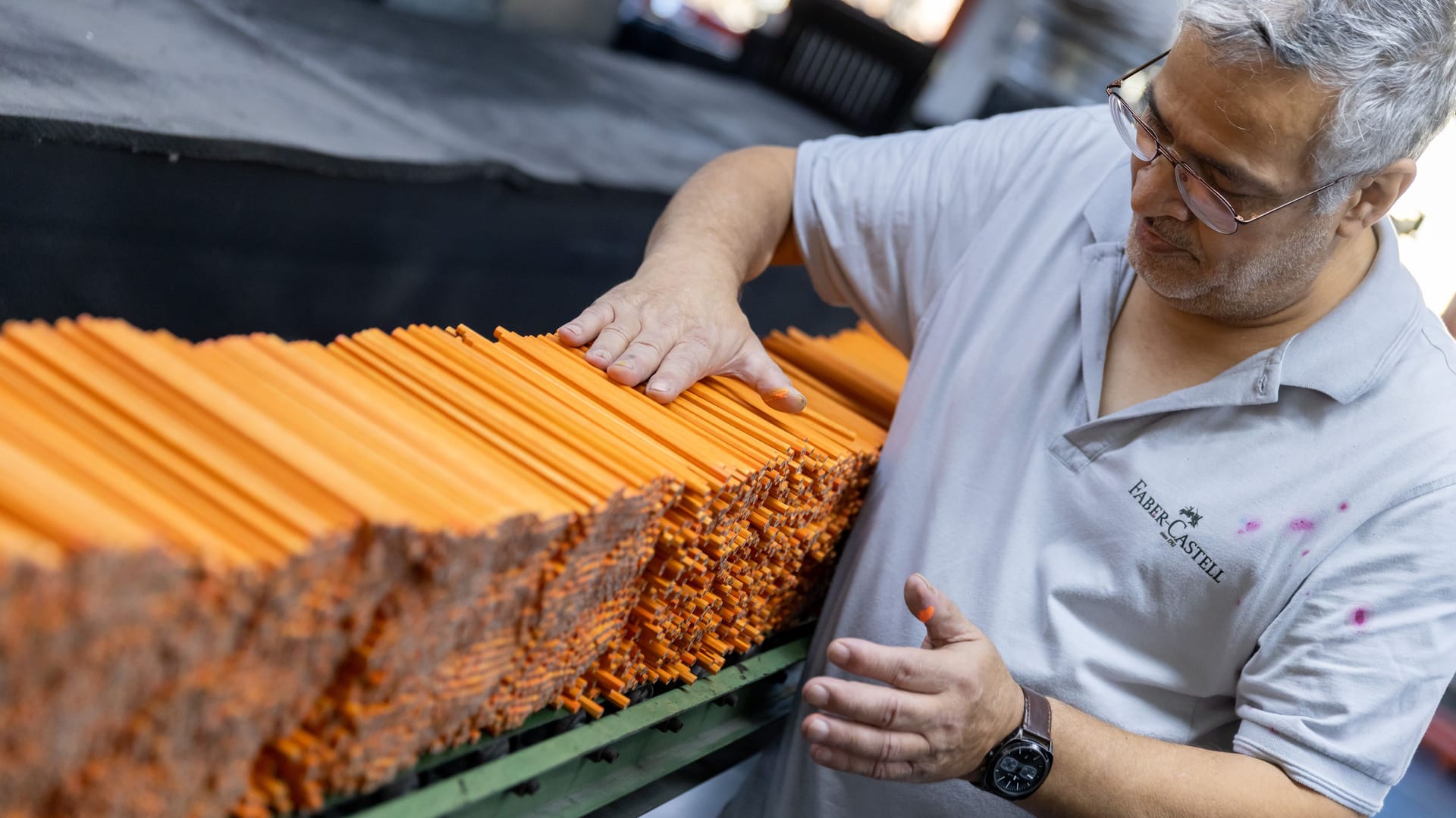 Ein Mitarbeiter des Schreibwaren-Herstellers Faber-Castell am Förderband (Archivbild). Das Unternehmen will Stellen streichen.
