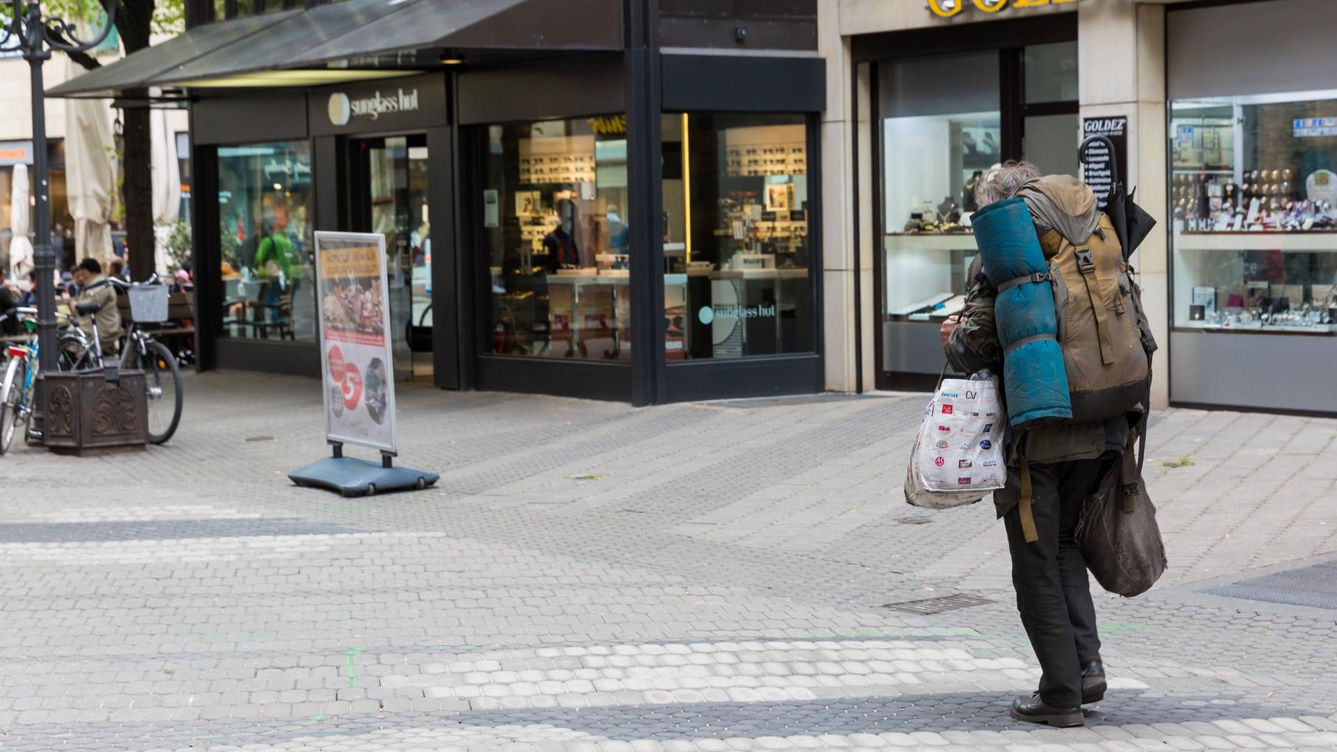 Ein Obdachloser läuft durch die Nürnberger Innenstadt: Für Bedürftige ist die Corona-Krise eine zusätzliche Herausforderung.