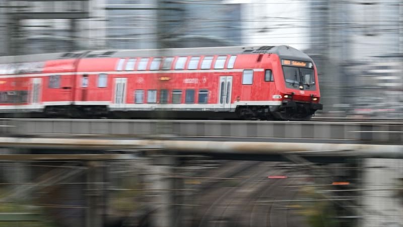 Ein Regionalzug der Bahn fährt am Frankfurter Hauptbahnhof über eine Brücke (Archivbild): Wie viele Züge auf den einzelnen Strecken ab Mitte Dezember rollen, darüber informiert der RMV an diesem Montag.
