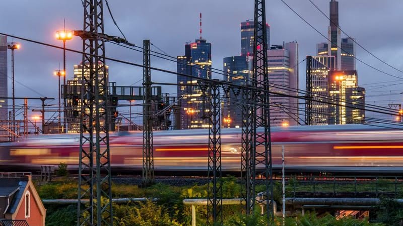 Ein Regionalzug fährt in den Frankfurter Hauptbahnhof ein (Archivbild): Nach monatelangen Zugausfällen sagt die Bahn ab 17. November wieder ein vollständigeres Angebot rund um die Main-Stadt zu.