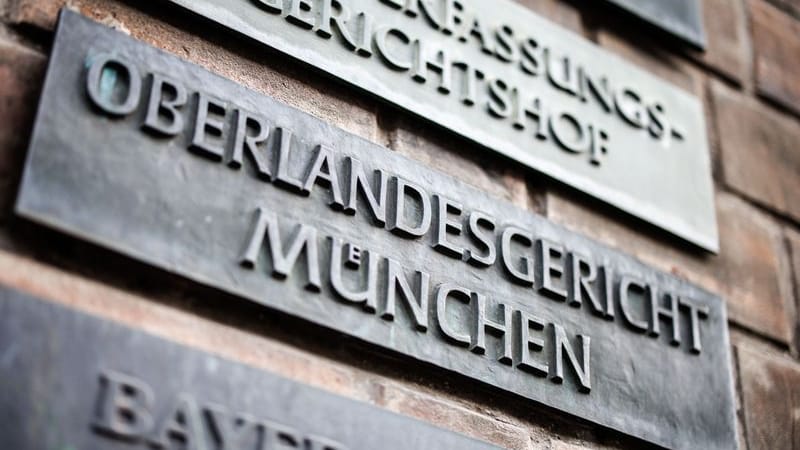 Ein Schild des Oberlandesgerichts München (Symbolbild): Eine Mutter mehrerer Kinder wird wegen der Unterstützung des Islamischen Staats (IS) in Syrien angeklagt.