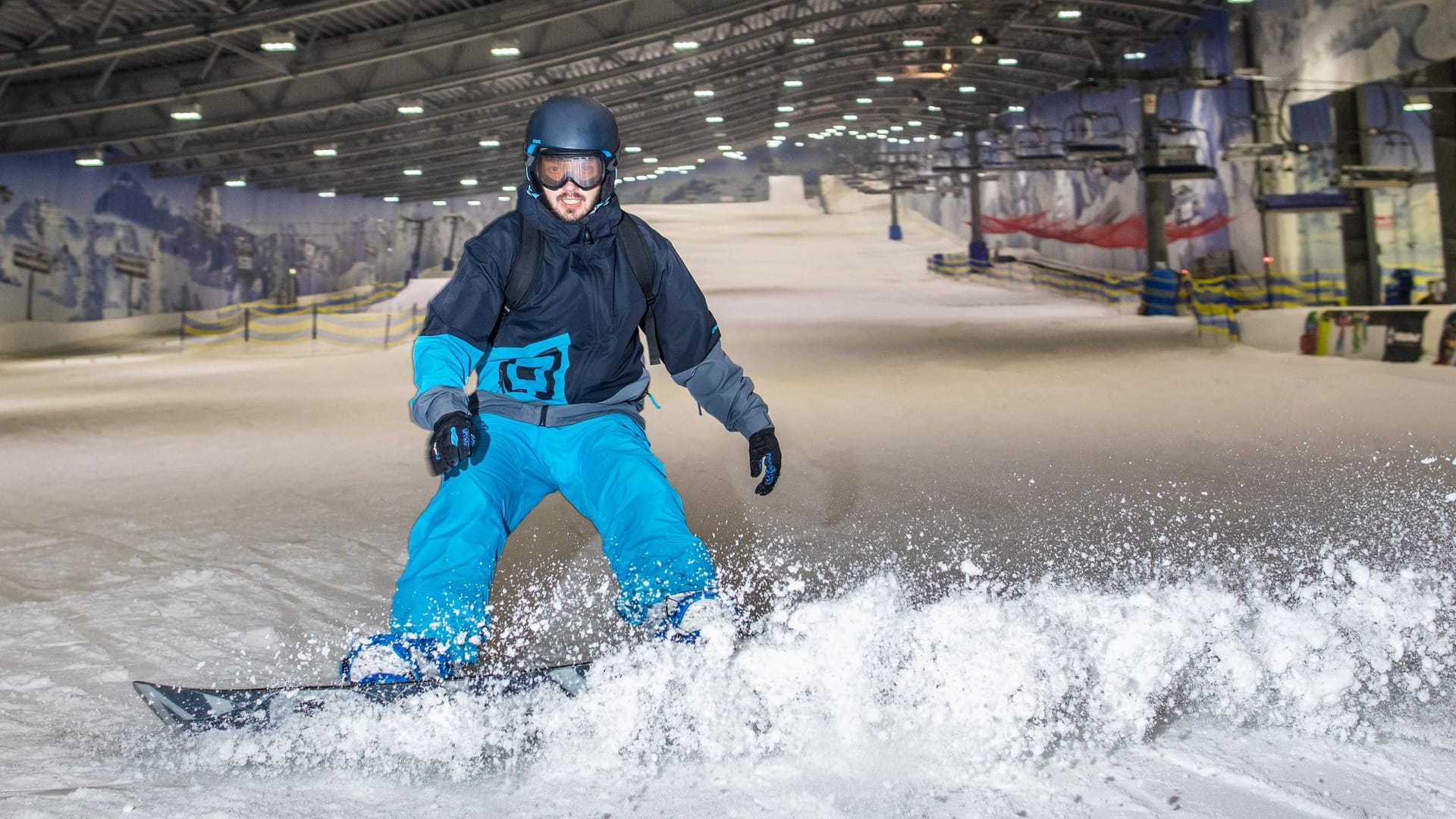 Ein Snowboarder in der Skihalle Neuss (Archivbild): Aber auch Skifahren oder Rodeln ist hier möglich. Ein Snowboarder in der Skihalle Neuss (Archivbild): Aber auch Skifahren oder Rodeln ist hier möglich.