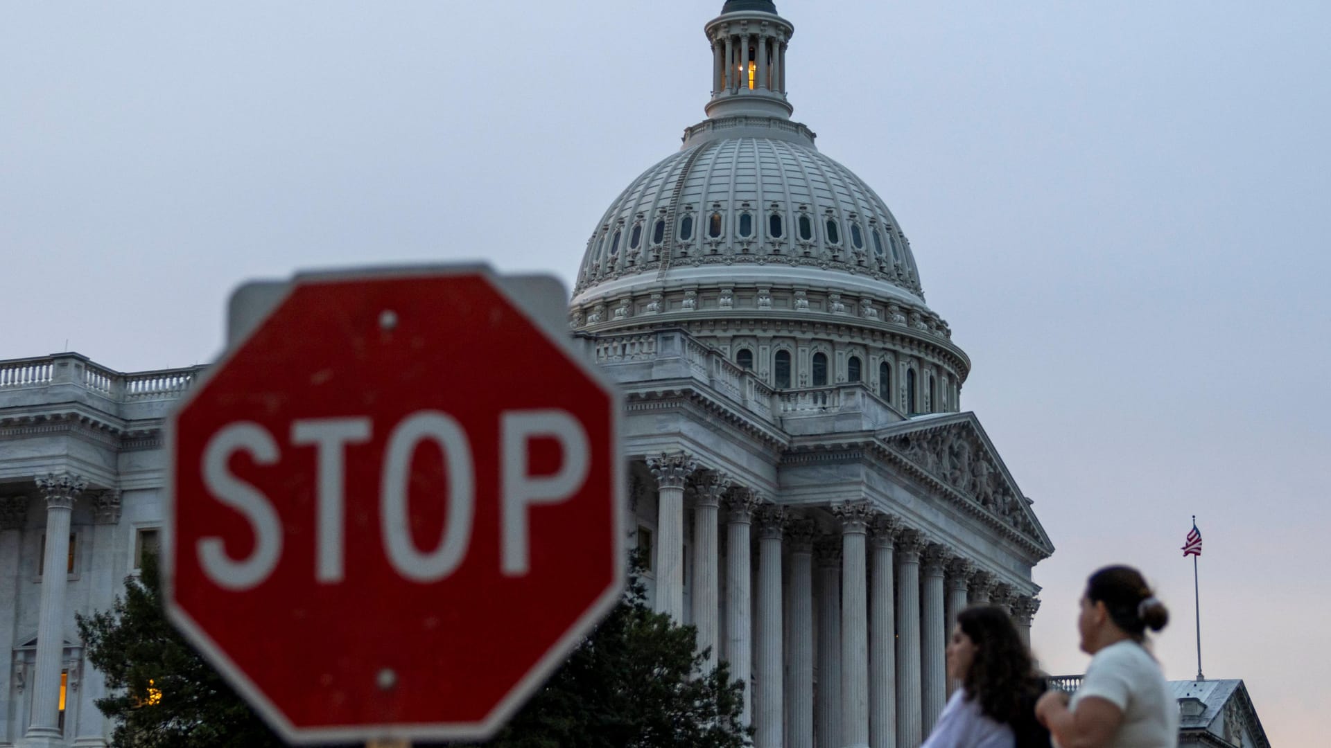 Ein Stoppschild vor dem Capitol in Washington (Symbolbild): Der längste "Shutdown" der US-Regierung ereignete sich während Donald Trumps erster Amtszeit. Ein Stoppschild vor dem Capitol in Washington (Symbolbild): Der längste "Shutdown" der US-Regierung ereignete sich während Donald Trumps erster Amtszeit.