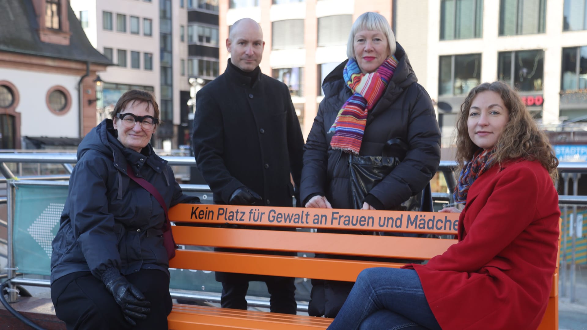Ein Zeichen gegen Gewalt: Petra Thomsen vom Ortsbeirat 1, Tobias Fielenbach vom Grünflächenamt, Gabriele Wenner vom Frauenreferat und Frauendezernentin Tina Zapf-Rodríguez.