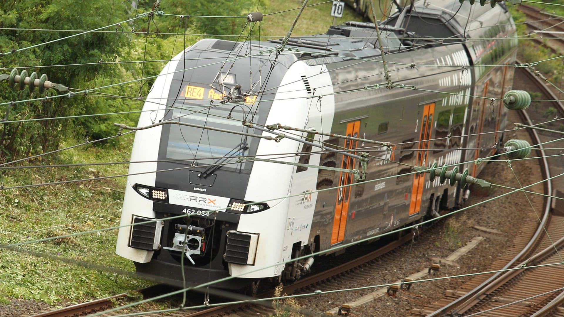 Ein Zug der Linie RE4 auf dem Weg nach Aachen (Symbolbild): Ab 2026 fusionieren die Tarife von AVV und VRS zum sogenannten Rheinland-Tarif. Ein Zug der Linie RE4 auf dem Weg nach Aachen (Symbolbild): Ab 2026 fusionieren die Tarife von AVV und VRS zum sogenannten Rheinland-Tarif.