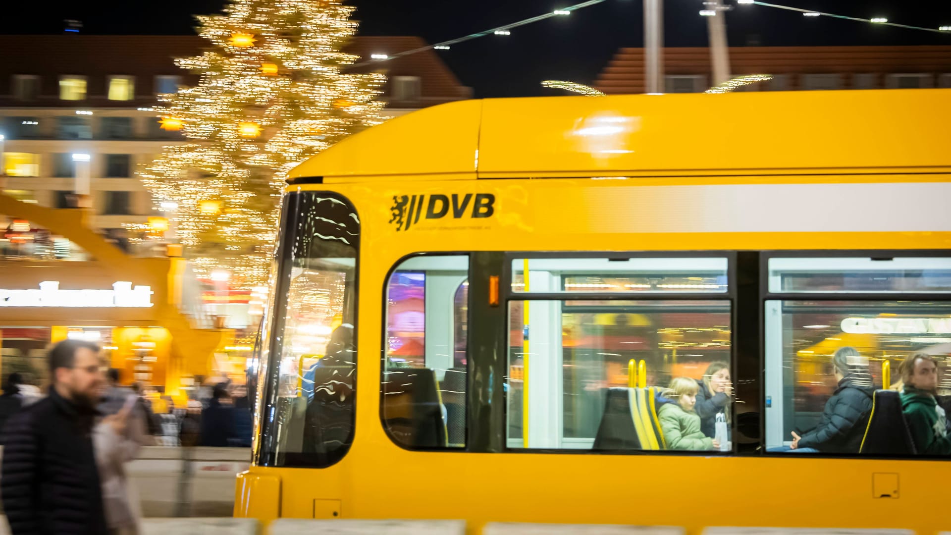 Eine Bahn fährt am Striezelmarkt vorbei (Archivbild):