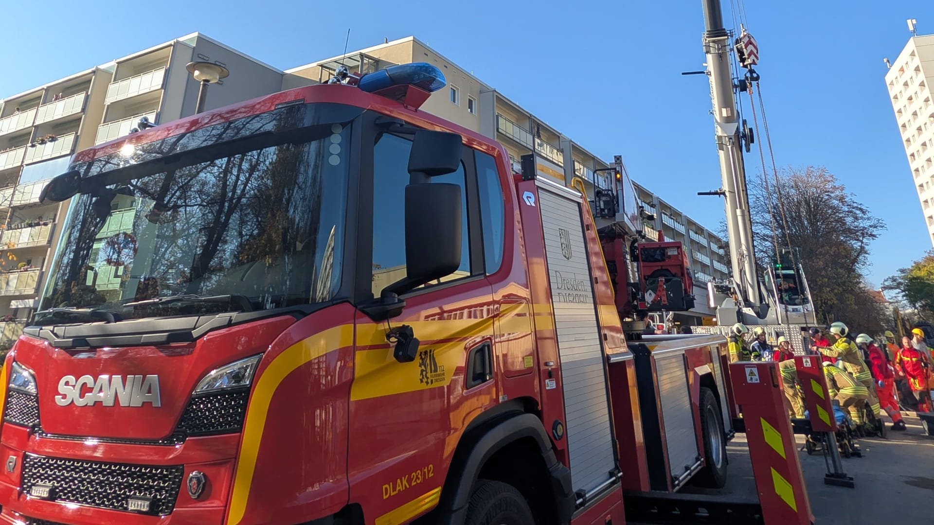 Eine Drehleiter wird in Stellung gebracht: Während die Sanitäter die medizinische Erstversorgung des Verletzten übernahmen, bereiteten Einsatzkräfte der Feuerwehr die technische Rettung vor.